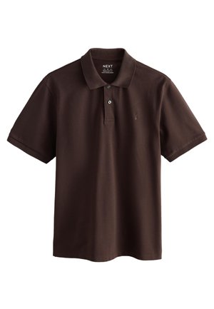 Polo à manches courtes marron foncé avec deux boutons, col et logo brodé discret sur la poitrine gauche.