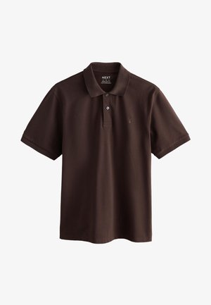 Polo à manches courtes marron foncé avec deux boutons, col et logo brodé discret sur la poitrine gauche.