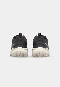 Dunkelgraue Wanderschuhe mit einem Obermaterial aus strukturiertem Stoff, kontrastierender weißer Sohle und verstärktem Fersenbereich. Sie verfügen über Zuglaschen für ein einfaches An- und Ausziehen.