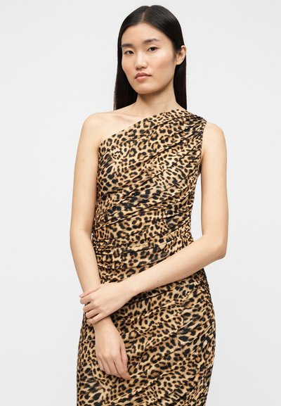 Φόρεμα με ένα ώμο, λεοπάρ μοτίβο σε καφέ και μαύρο, με ραμμένο ύφασμα και εφαρμοστή σιλουέτα. Ομαλή υφή με λεπτομέρειες συγκέντρωσης.