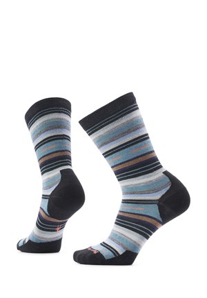 Par de calcetines hasta media pantorrilla con rayas horizontales en negro, gris, azul, marrón y blanco, mostrando detalles de la suela y el talón sobre fondo blanco.