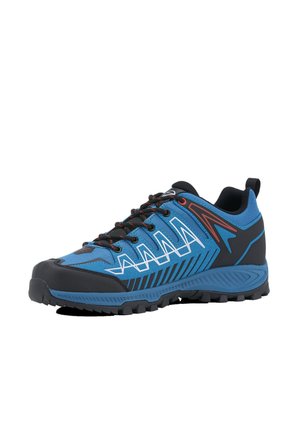 Zapatilla de senderismo azul y negra con suela rugosa, detalles en rojo y blanco, cordones negros y cuello acolchado para el tobillo sobre fondo blanco.