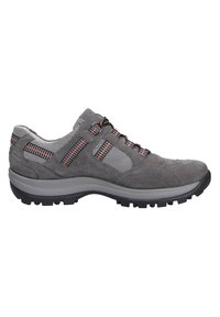 Chaussure en suede grise avec des panneaux en mesh et des accents orange. Elle présente une semelle légère avec une adhérence texturée et un design bas.