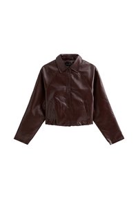 Chaqueta de cuero marrón, corta, con cierre de botón, cuello puntiagudo y mangas largas. Presenta dos bolsillos frontales y un acabado suave.