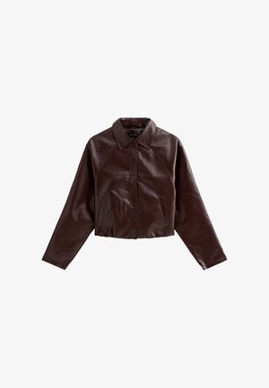 Giacca cropped in pelle marrone con chiusura a bottoni, colletto appuntito e maniche lunghe. Presenta due tasche anteriori e una finitura liscia.