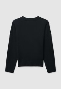 Czarny, wełniany sweter z ribanowym dekoltem i mankietami. Prosta forma, długie rękawy i fakturowany materiał. Minimalistyczny design, widok z tyłu.