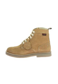 Stivaletti alla caviglia in suede beige con lacci bianchi, cuciture decorative, etichetta e suola in gomma testurizzata con tacco leggermente rialzato.