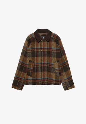 Rjav in bež karirast plašč z zatemnjenim rjavim ovratnikom, ki ima dva sprednja žepa in teksturirano tkanino. Zapenjanje na gumbe spredaj.