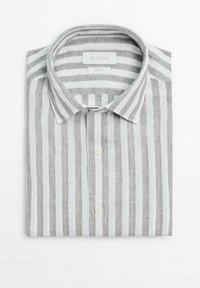 Chemise à manches longues pliée avec des rayures verticales grises et blanches, devant boutonné et col classique sur fond blanc.