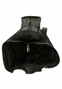 Mochila de cuero negro con una textura lisa, que cuenta con una gran apertura con cremallera y múltiples bolsillos interiores para organización.