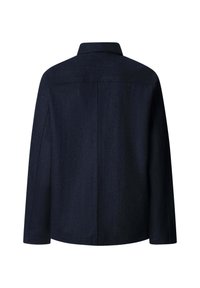 Marineblauwe denimjack met een achterpand, eenvoudige kraag en recht gesneden ontwerp. Gladde textuur met een subtiele glans. Geen zichtbare hardware.