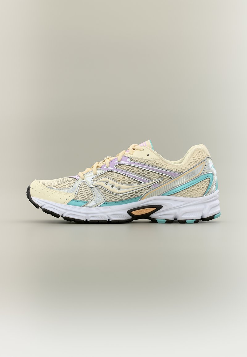 Αθλητικό παπούτσι με διαπνέον ύφασμα σε μπεζ, με παστέλ μοβ και τιρκουάζ λεπτομέρειες, λευκή σόλα και μαύρη πατούρα, εμφανιζόμενο από την εξωτερική πλευρά.