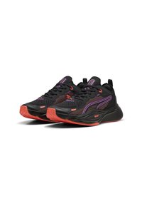 Baskets de sport noires avec des accents violets et orange, tige en maille, semelle texturée et talon rembourré pour le soutien. Dispose de lacets robustes.