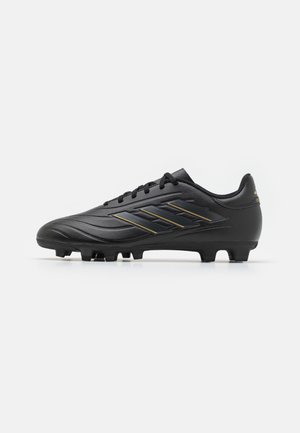 Crampon de football noir avec un dessus synthétique lisse, présentant des rayures dorées sur les côtés, des lacets noirs et des crampons moulés durables pour une meilleure adhérence.
