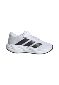 Baskets de sport blanches avec des bandes noires Adidas, semelle rembourrée, lacets et une bride Velcro sur fond blanc.