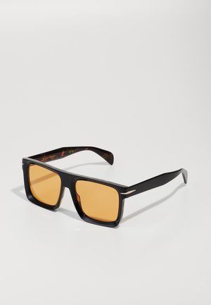 Óculos de sol retangulares pretos com lentes laranja. A armação tem um acabamento brilhante e sutis detalhes em prata nas laterais.