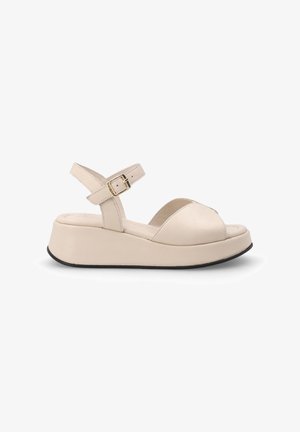 Beige plateauzool sandaal met open teen, verstelbare enkelriem en gespsluiting, met een dikke zool en gladde afwerking.