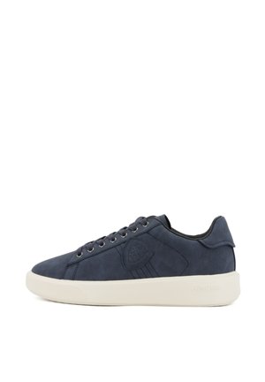 Sneaker bassa blu navy con suola bianca, chiusura con lacci e logo in rilievo sul lato, mostrata di profilo destro su sfondo bianco.