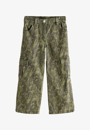 Zeleno-rjava maskirna cargo hlače z elastičnim pasom, sprednjimi žepi, stranskimi flap žepi in gumbom za zapiranje.