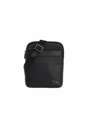 Borsa a tracolla in pelle nera con tracolla regolabile, chiusura superiore con cerniera e tasca frontale con zip, piccolo logo impresso in basso a destra.