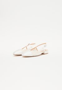 Bailarinas blancas con tirantes, con punta brillante y suave, tejido transparente con lunares en el cuerpo, y un tacón bajo y sólido. Correa ajustable con hebilla.