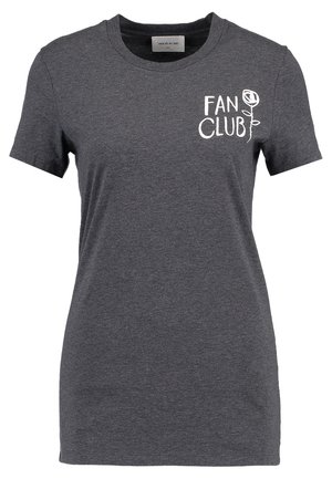 Tummanharmaa lyhythihainen T-paita, jossa vasemmassa rinnassa valkoinen teksti "FAN CLUB" ja yksinkertainen kukkakuvio.