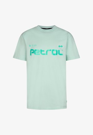 Mintgrøn T-shirt lavet af bomuld med en stor grafik "petrol" i fede, blågrønne bogstaver og subtile designelementer på forsiden.