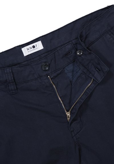 Pantaloni in cotone blu navy con chiusura a zip, due bottoni in vita e un'etichetta con il testo "NN07 NO NATIONALITY."