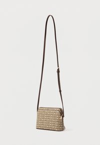 Borsa a tracolla marrone con un motivo a logo ripetuto. Il materiale è tessuto con una superficie liscia, arricchita da una tracolla slanciata e regolabile.