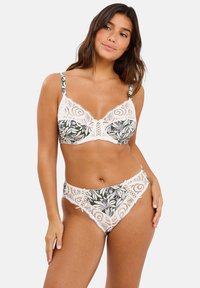 Conjunto de sujetador y bragas con un patrón floral verde, detalles de encaje crema, tirantes ajustables y costuras intrincadas a lo largo de los bordes.