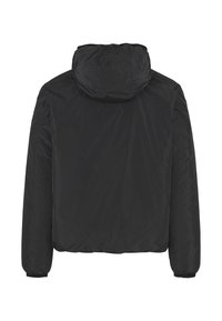 Chaqueta negra acolchada con capucha, que presenta una textura suave y puños elásticos. El diseño es simple, sin logotipos ni patrones visibles.