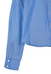 Blau gestreift, Hemd mit weißen senkrechten Streifen, mit abgerundetem Saum, Ein-Knopf-Manschetten und glatter Stofftextur.