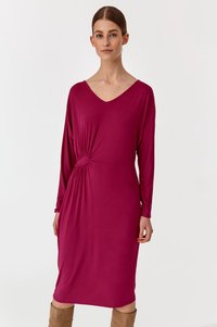 Fuchsiové šaty s dlouhými rukávy, V-výstřihem, s detailem twist v pase. Měkká, elastická látka. Střih ke kolenům.