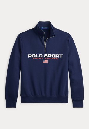 Πουλόβερ σε ναυτικό μπλε χρώμα από φλις ύφασμα, με γιακά με φερμουάρ τέταρτου μήκους, ριμπ μανσέτες και γραφικό "POLO SPORT" σε λευκό και κόκκινο.