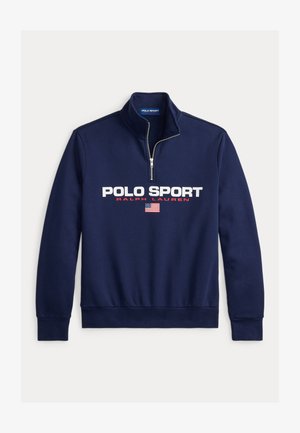 Granatowy pulower wykonany z materiału polarowego, z kołnierzem na suwak do ćwiartki, ściągaczami na mankietach oraz grafiką "POLO SPORT" w białym i czerwonym kolorze.