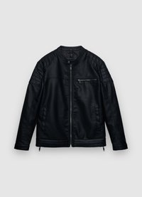 Schwarze Lederjacke mit rundem Ausschnitt, gesteppter Schulterpartie, durchgehendem Reißverschluss vorne und einer Reißverschlusstasche an der Brust. Glatte Textur.