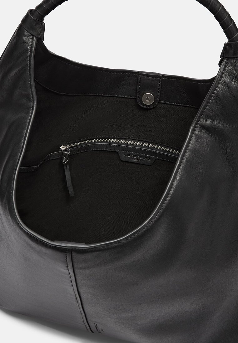 Schwarze Leder-Schultertasche mit glatter Oberfläche, mit einer Reißverschlusstasche im Inneren und einem runden Griff. Insgesamt minimalistisches Design.