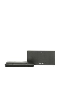 Billetera de cuero negro con superficie texturizada, forma rectangular y herrajes plateados, acompañada de una caja negra etiquetada "JOOP!".
