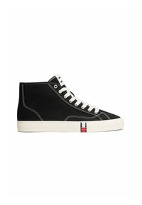 Baskets montantes noires avec lacets blancs, semelle blanche, coutures contrastées et un petit logo rouge, blanc et bleu sur le côté.