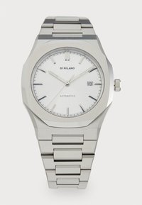 Montre en acier inoxydable argenté avec un cadran blanc, boîtier octagonal, marqueurs d'heure minimalistes et affichage de la date à trois heures.