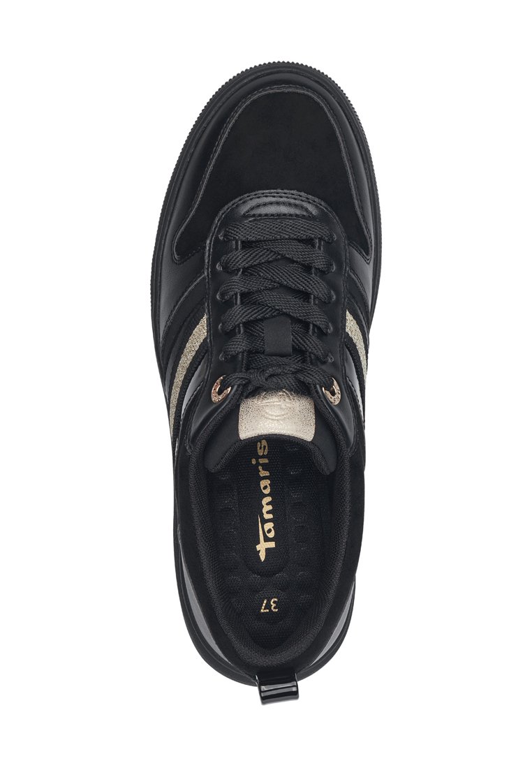 Schwarzer Sneaker aus Textil- und synthetischen Materialien, mit goldenen Akzenten, strukturiertem Obermaterial, gepolsterter Schuhkranz und unverwechselbarem Branding auf der Innensohle.