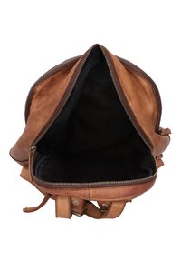 Zaino in pelle color tan con apertura con zip, che mostra un interno in tessuto scuro. Presenta dettagli cuciti e doppie cinghie per il trasporto.
