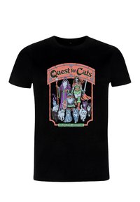 Černé tričko s barevným grafickým potiskem postav a koček, nápis "Quest for Cats Roleplaying Adventure."