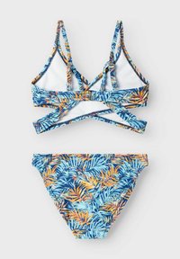 Ensemble de bikini avec un motif de feuilles de palmiers tropicales en bleu, orange et jaune. Le haut présente des bretelles croisées ; le bas a une coupe classique.