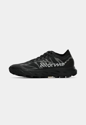 Schwarzer Sportschuh mit grauem Camouflage-Muster, Schnürdesign, dicker Sohle und stilisiertem weißen Markentext entlang der Seite.