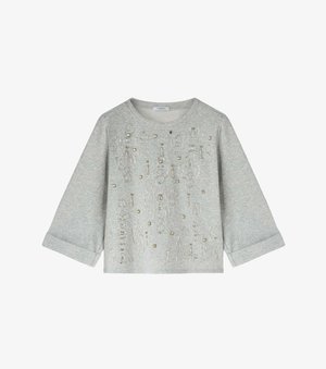 Sudadera de algodón gris con mangas largas, que presenta intrincados adornos de cuentas plateadas y doradas y un corte relajado. Detalle de puños doblados.