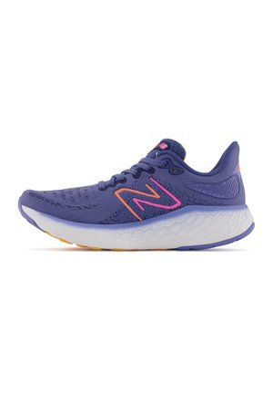 Scarpa da ginnastica viola con tomaia in rete, accenti rosa e suola bianca texture con dettagli gialli e viola.