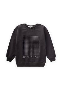 Sudadera negra de manga larga, con cuello redondo, que presenta rayas horizontales blancas y el texto "NO ERES UN ROBOT" en estilo de escritura a mano.
