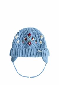 Šviesiai mėlynas megztas dangtis su gumbuotu kraštu, kabelių raštu, gėlių siuvinėjimo akcentais ir ausų kišenėmis su raišteliais. Susideda iš "JoJo" logotipo.