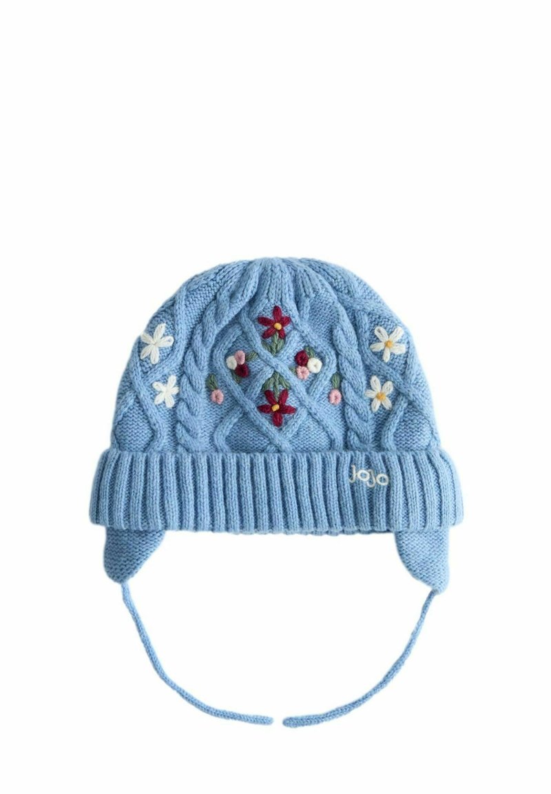 Šviesiai mėlynas megztas dangtis su gumbuotu kraštu, kabelių raštu, gėlių siuvinėjimo akcentais ir ausų kišenėmis su raišteliais. Susideda iš "JoJo" logotipo.